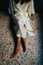 Charger l&#39;image dans la galerie, Maison Zita kimono en soie écru sur sol à carreaux 
