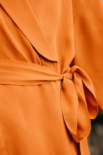 Charger l&#39;image dans la galerie, Nicole la robe de chambre | Crêpe de Chine de soie orange
