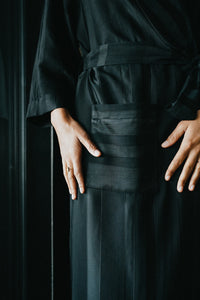Nicole la robe de chambre | Satin rayé noir