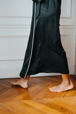 Charger l&#39;image dans la galerie, Gisèle la robe de chambre | Sergé de soie lustré noir
