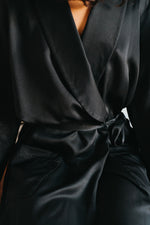 Charger l&#39;image dans la galerie, Adèle la robe de chambre | Sergé de soie lustré noir
