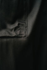 Charger l&#39;image dans la galerie, Gisèle la robe de chambre | Sergé de soie lustré noir
