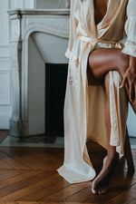 Charger l&#39;image dans la galerie, Gisèle la robe de chambre | Sergé de soie lustré écru
